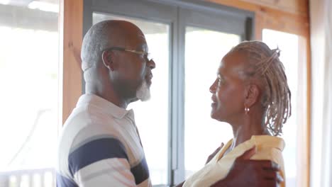 Glückliches-älteres-Afroamerikanisches-Paar,-Das-Sich-In-Der-Küche-Umarmt-Und-Küsst,-Zeitlupe