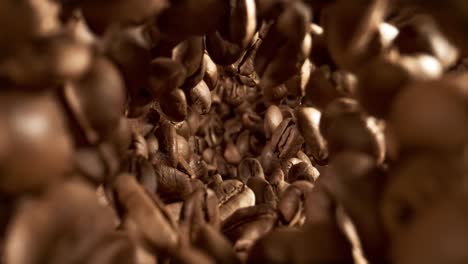 el primer plano de las semillas de café, los granos de café perfumados, el primer plano súper macro, filmado con una cámara súper lenta de 1000 fps.