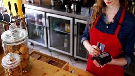 Waitress-swiping-credit-card-at-counter