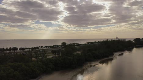 Sonne-Durchbricht-Die-Wolken-In-Der-Nähe-Der-Sunshine-Bridge-In-Tampa,-Florida