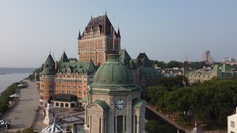 Luftaufnahme-Der-Stadt-Quebec,-Dem-Beeindruckenden-Château-Frontenac,-Dem-Berühmtesten-Wahrzeichen-Der-Stadt.-Drohnenflug-Aus-Nächster-Nähe-Bei-Sonnenuntergang