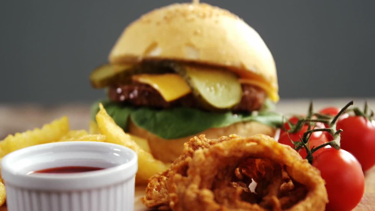 bocadillos, tomates alegres y ketchup en tablero de madera