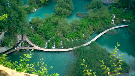 Paseo-Marítimo-Sobre-Cascadas,-Lagos-De-Plitvice,-Croacia