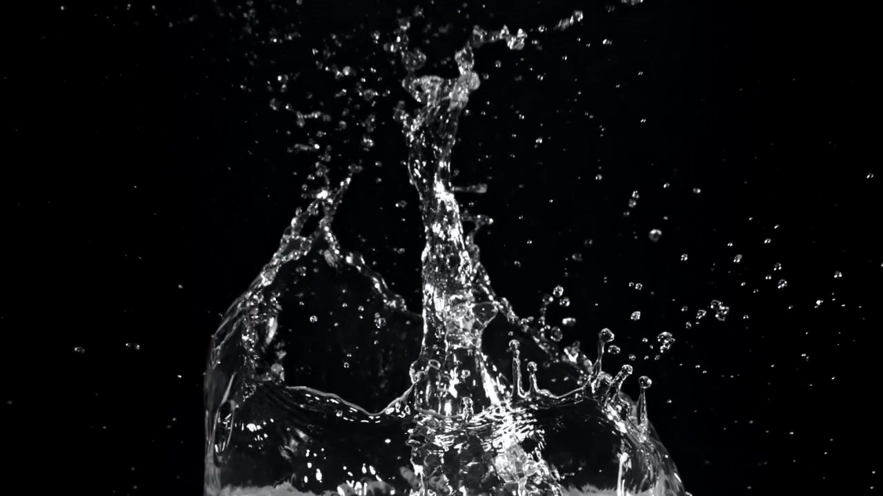 Klares Wasser spritzt in Zeitlupe nach oben auf schwarzem Hintergrund