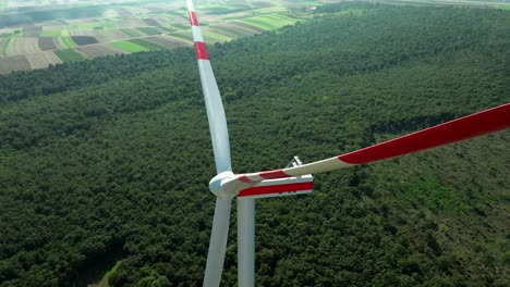 Turbina-Eólica-Que-Proporciona-Energía-Sostenible---Primer-Plano-Aéreo