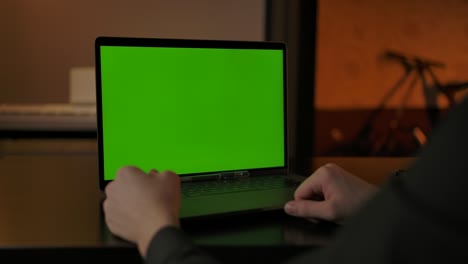 hombre sin rostro haciendo una llamada en línea a través de una cámara web portátil con pantalla chromakeyed