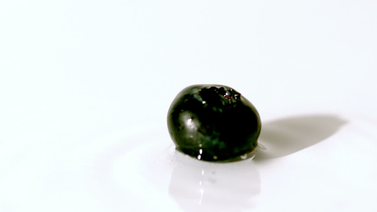 은 표면에 떨어지는 블루베리