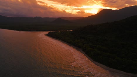 Perfecta-Puesta-De-Sol-En-La-Playa-Tropical-En-Cape-Tribulation-Daintree-River-Rainforest