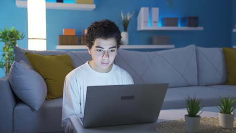 hombre adolescente viendo videos e imágenes indecentes y para adultos ocultos a sus padres.