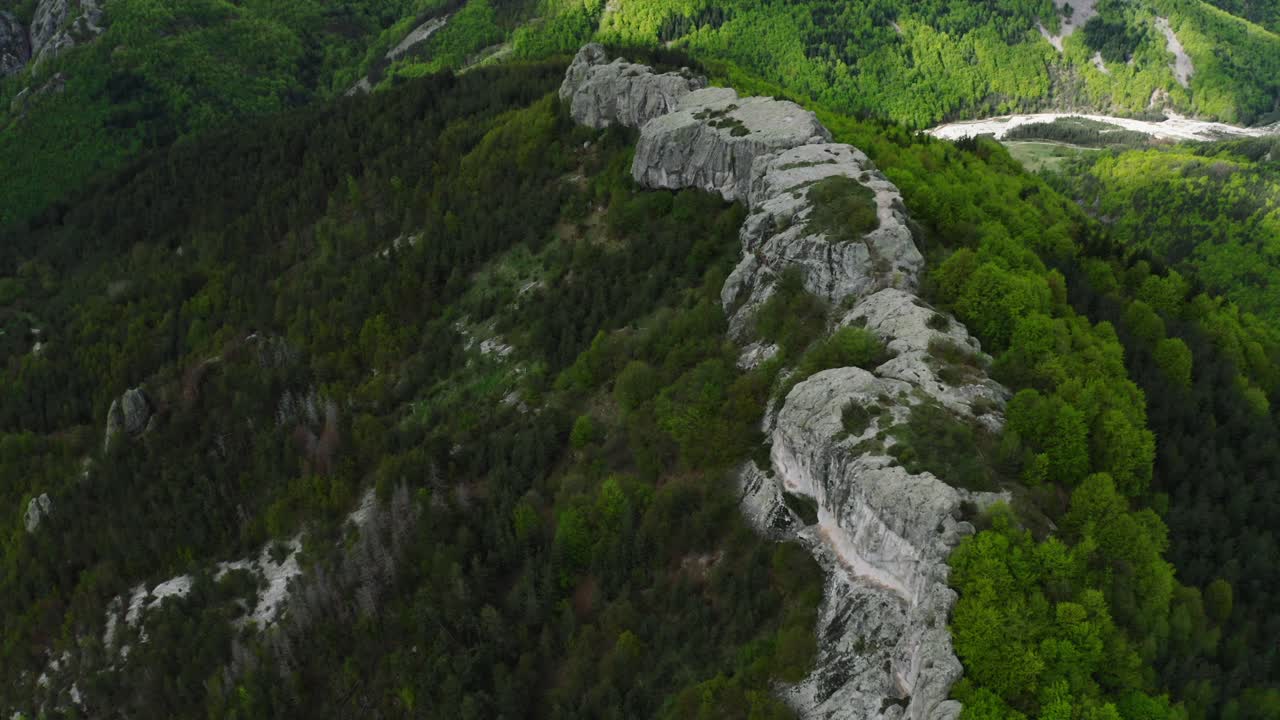 tomada de un dron descendiendo de la meseta de belintash, una formación rocosa natural ubicada en la montaña rodope, cerca de la aldea de sini vrah en bulgaria