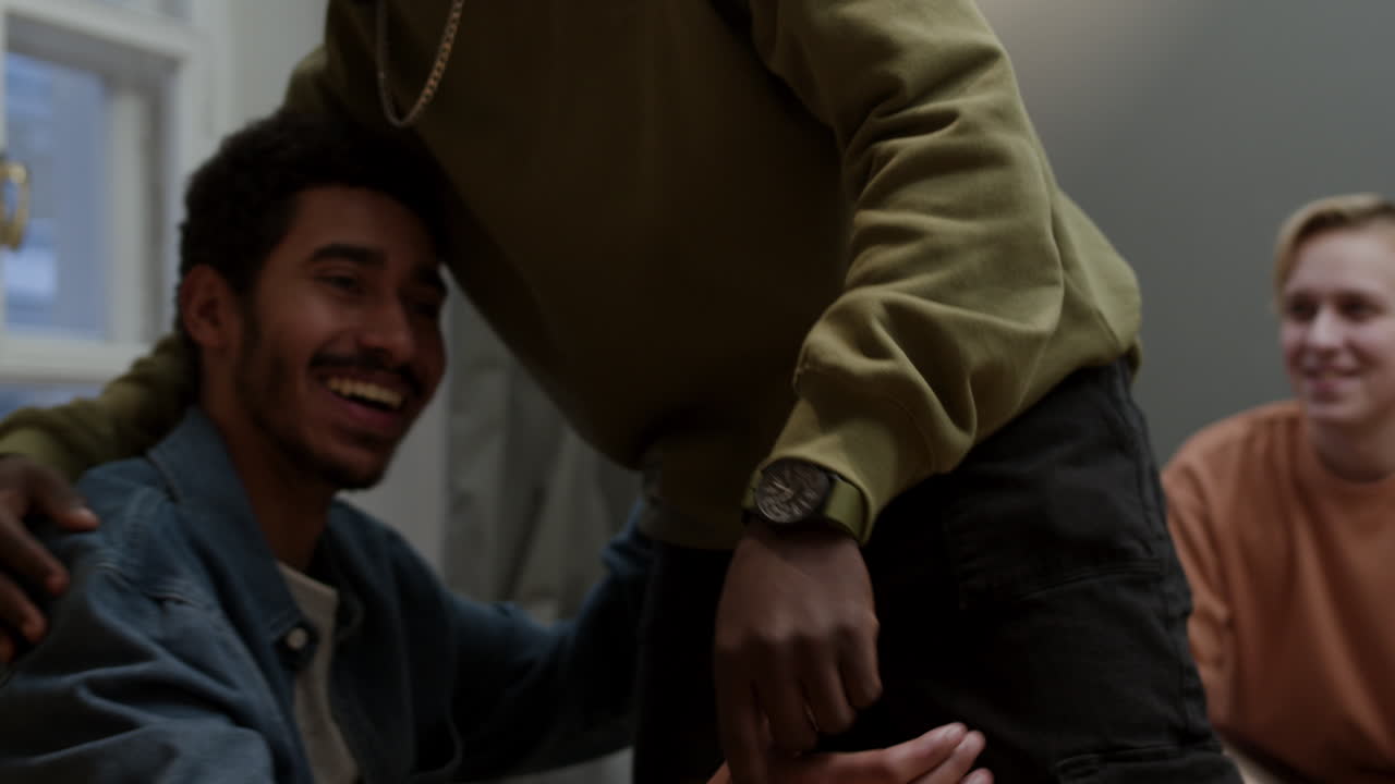 hombre negro saludando a sus amigos