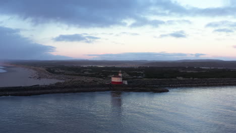 Drone-Acercándose-Al-Pequeño-Faro-Del-Río-Coquille-En-Bandon,-Oregon