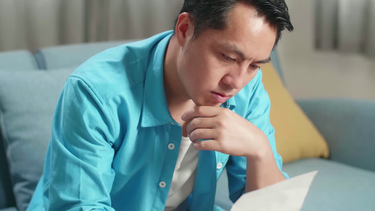 노트북을 들고 계좌를 보고 재정 문제로 인해 두통을 고 있는 아시아인의 근접 사진