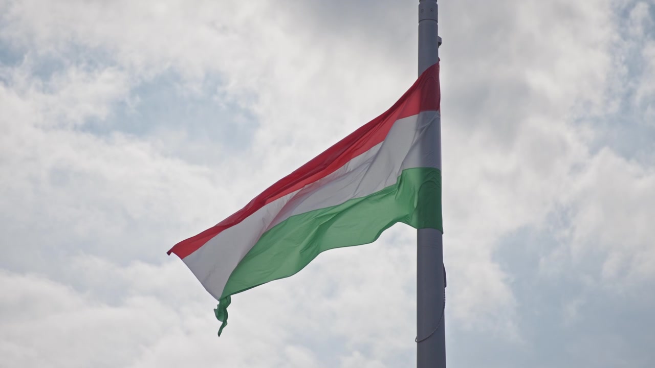 Bandiera ungherese che sventola al vento
