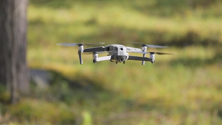 Drone elicottero che vola con fotocamera digitale nella foresta