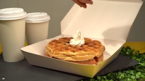 Hinzufügen-Von-Schokoladenstückchen-Zu-Waffeln-Und-Kaffee-In-Zeitlupe