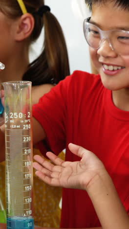 niños haciendo un experimento químico en el laboratorio