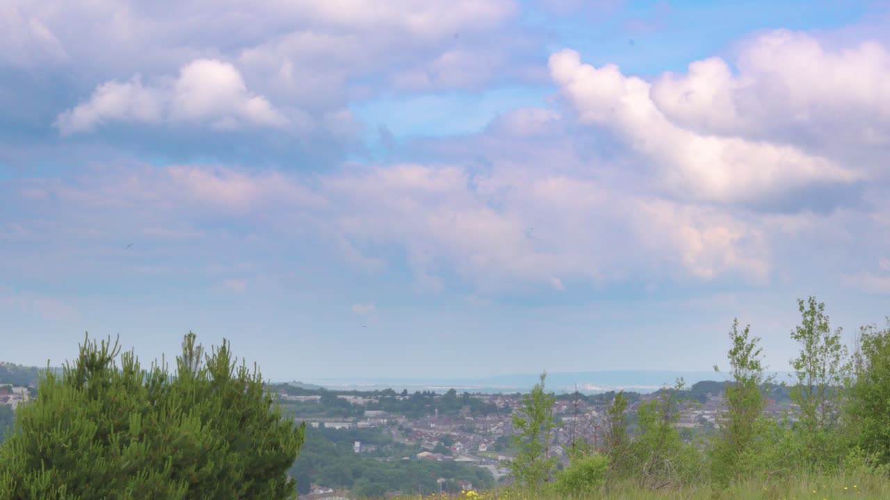 lapso de tiempo de las casas de la ciudad y el tráfico con cielo azul brillante con nubes dinámicas