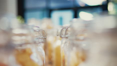 enfoque selectivo de frascos reutilizables llenos de cereales y pasta