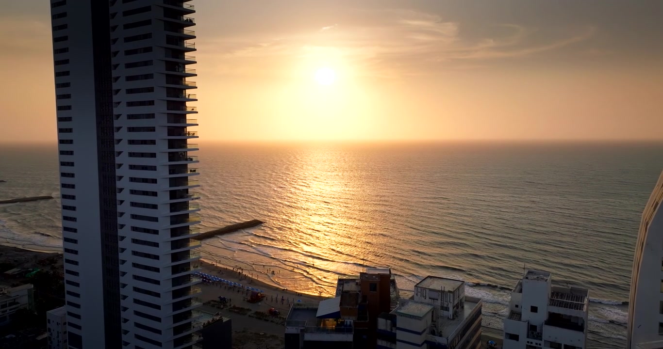 Vista de drone entre os arranha-céus de Bocagrande ao pôr do sol em Cartagena, Colômbia.
