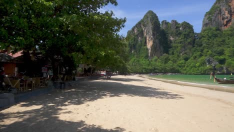 Railay-Village-Resort-Restaurant-Neben-Dem-Strand-An-Einem-Schönen-Sonnigen-Morgen