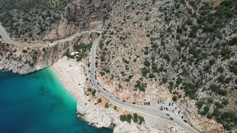 une photo de drone de l'incroyable beauté de la plage de kaputaş dans la région d'antalya en turquie