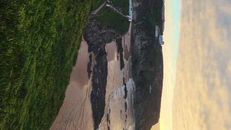 puesta de sol en la playa de zambujeira do mar, en el alentejo, portugal