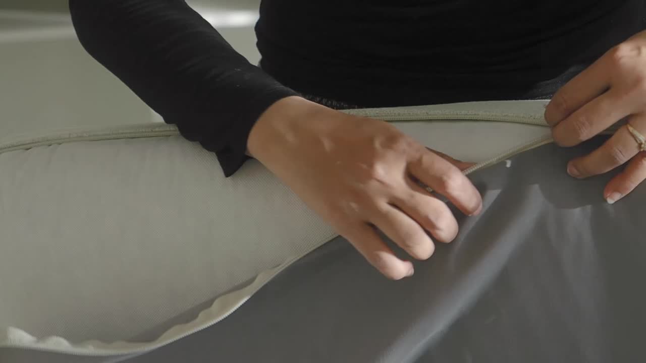 Closing a mattress cover with a zipper