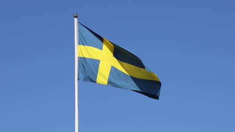 Schwedische-Flagge-Weht-Im-Wind