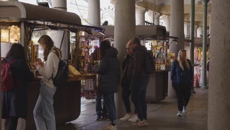 Stalls-In-Covent-Garden-Market-With-Tourists-In-London-UK