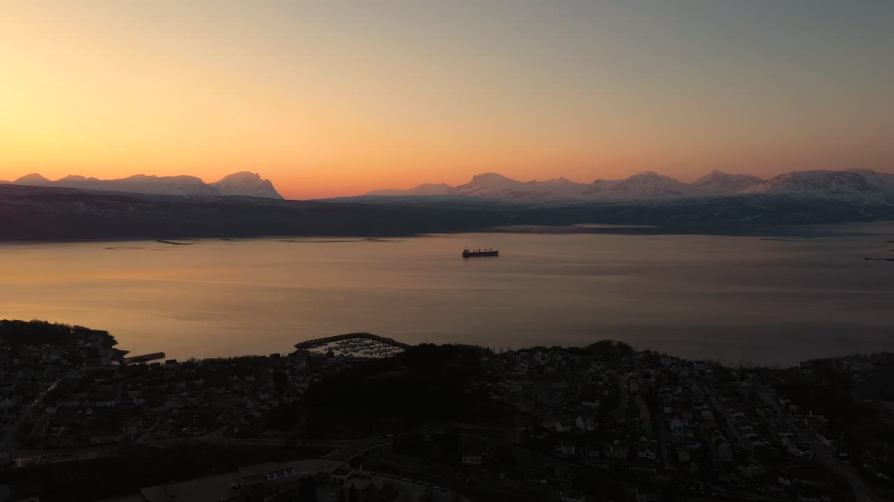 바다에 의해 도시 일몰의 항공 보기