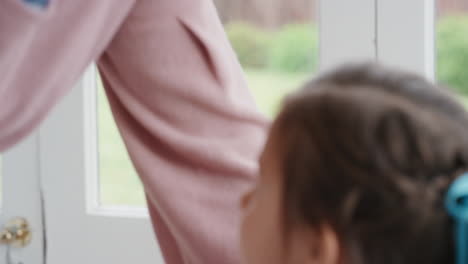 할머니가 작은 소녀를 이마에 부드럽게 키스하고 손녀에 대한 사랑을 보여주고 자랑스러운 할머니는 손자에 대한 사랑을 느끼고 있습니다.