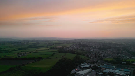 Erleben-Sie-Heckmondwike,-Großbritannien,-Durch-Fesselnde-Drohnenaufnahmen-Aus-Der-Luft,-Die-Industrieanlagen,-Belebte-Straßen-Und-Das-Historische-Stadtzentrum-An-Einem-Sommerabend-Hervorheben