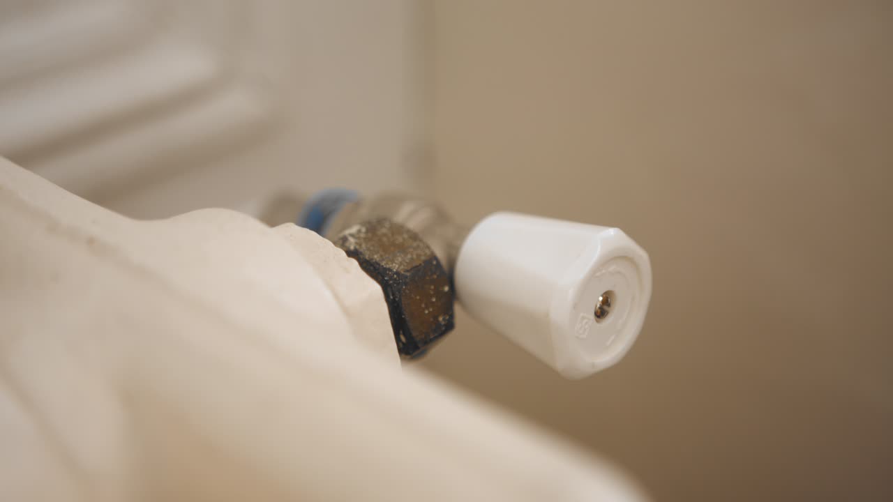 ajuste manual de la perilla del calentador, regulación de la temperatura en el hogar en invierno durante la temporada de calefacción