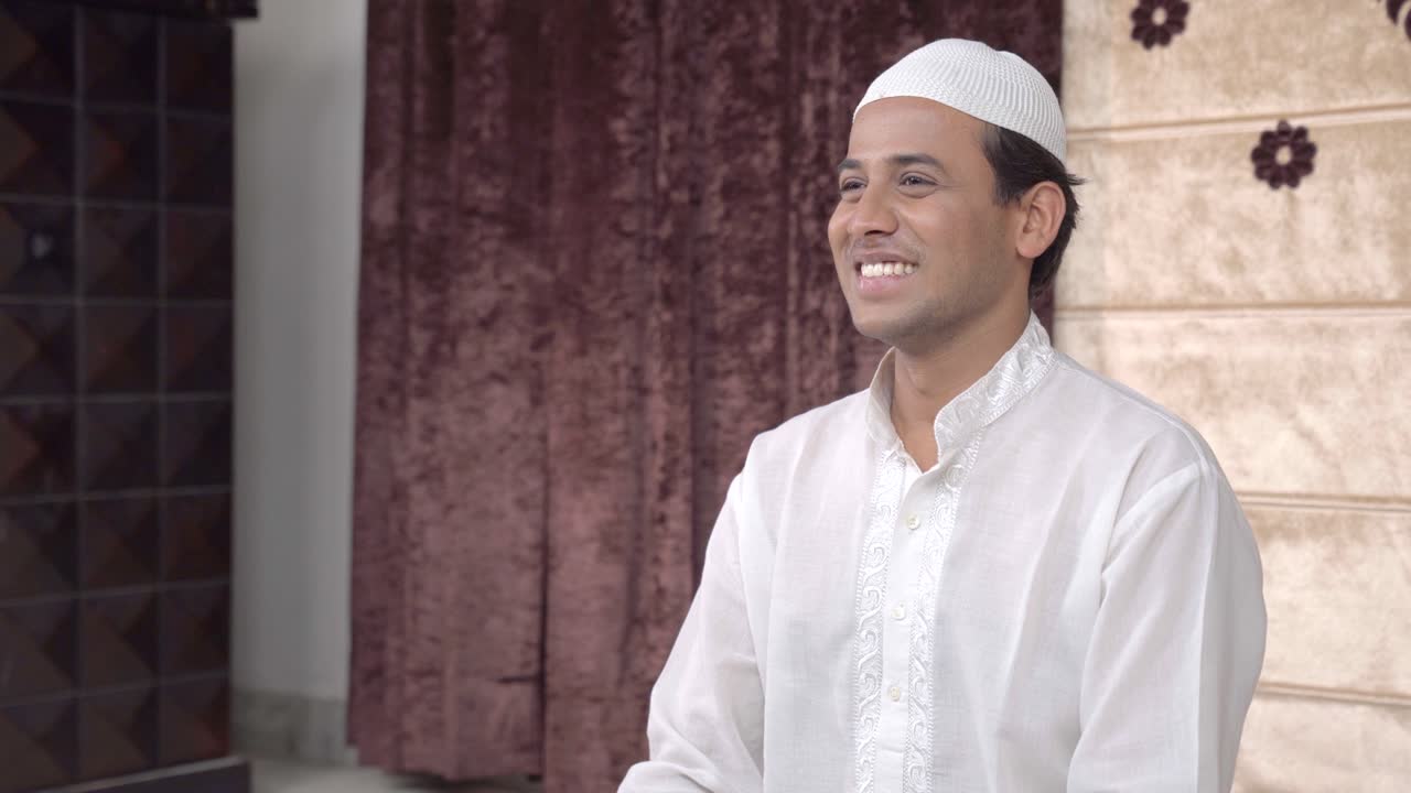 행복 한 인도인 무슬림 남자 가 누군가 에게 미소 짓고 있다