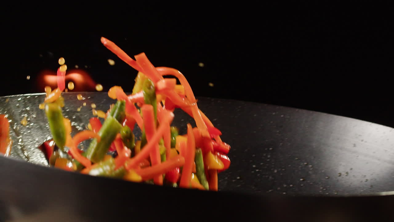 freír verduras en un wok