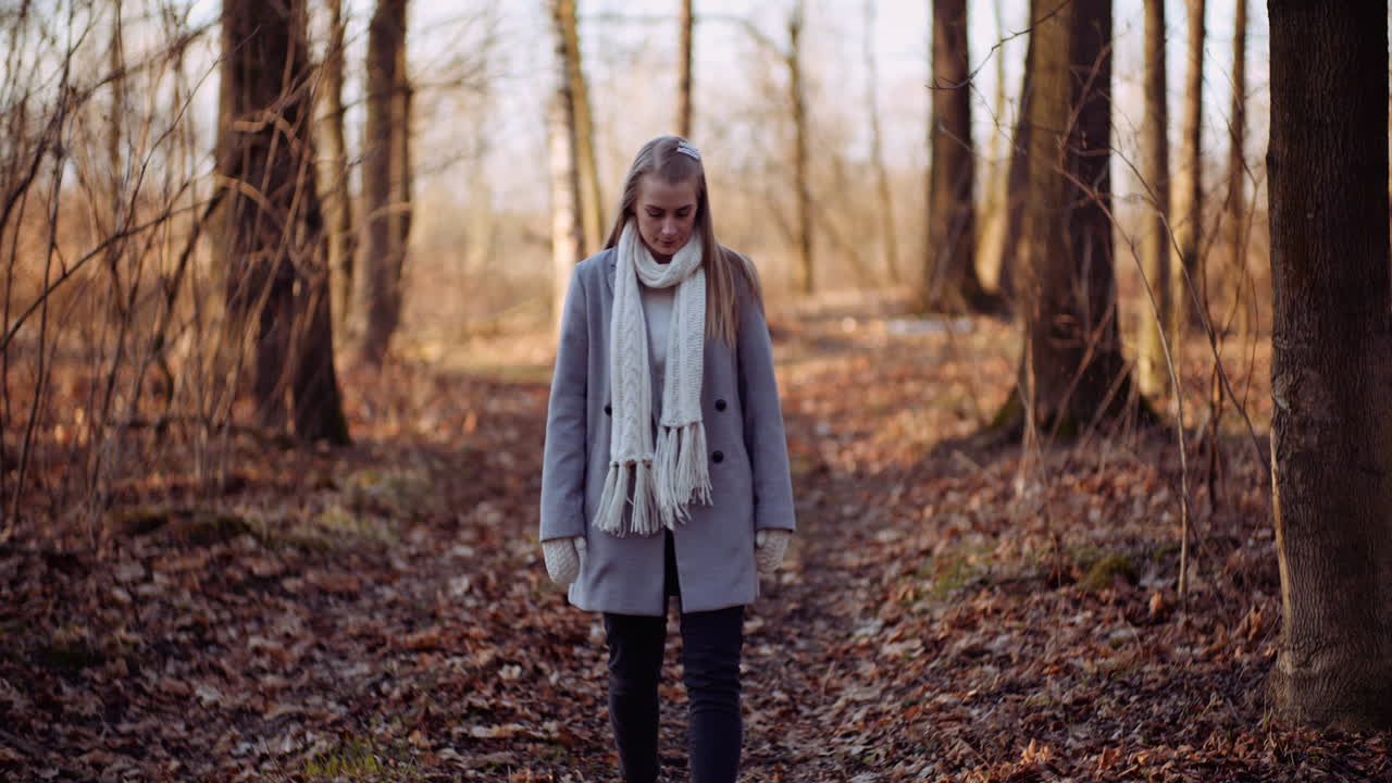 retrato de mujer positiva caminando en el bosque en otoño 4