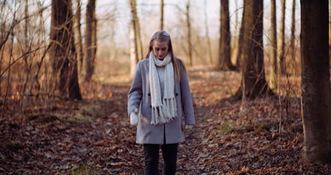 portrait de femme positive marchant dans les bois en automne 4