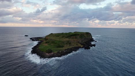 Isla-Cook-En-El-Océano-Pacífico-Sur,-Cerca-De-Fingal-Head,-Nueva-Gales-Del-Sur,-Australia