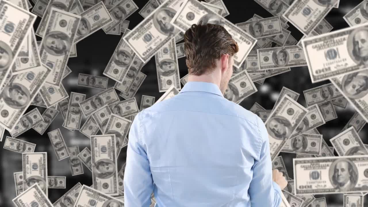 animación de billetes de dólares estadounidenses flotando sobre el hombre de negocios caucásico usando una pantalla interactiva