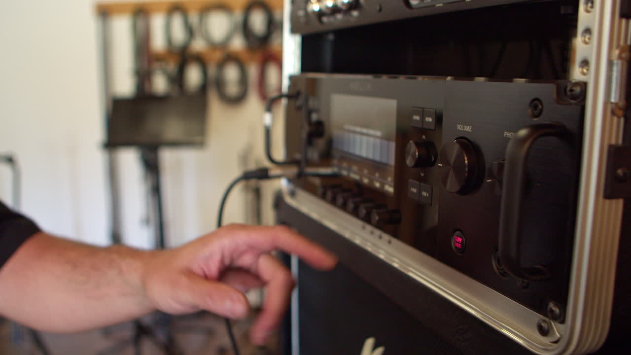 encender el amplificador y ajustar el nivel de sonido