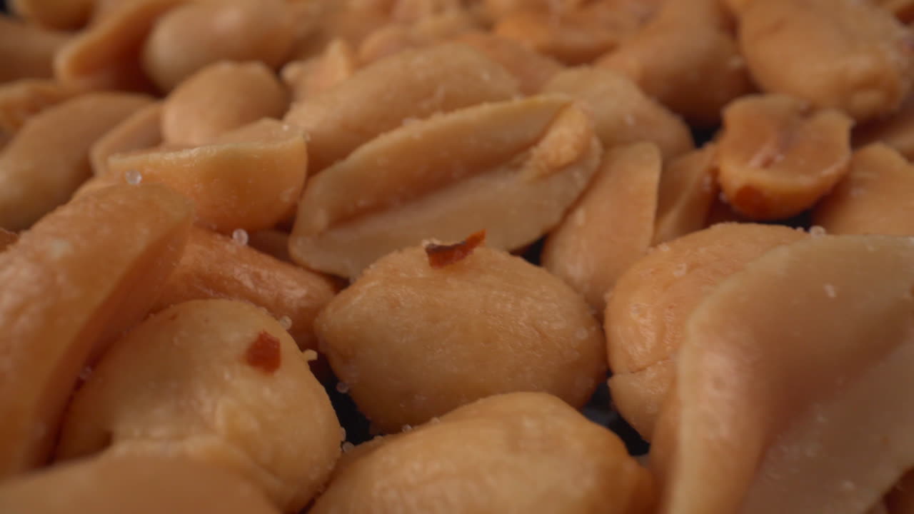 토스트, 소금, 땅콩, 매크로 이동, 초콜릿, 소스 및 기름과 같은 많은 맛있는 조리법에 사용되는 식품 제품, 알려진 알레르겐, 건강한 견과류, 땅콩 알레르기, 4k