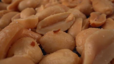 cacahuetes tostados salados macro móvil, producto alimenticio utilizado en muchas recetas sabrosas como chocolates, salsas y aceites, alérgeno conocido, nueces saludables, alergia al cacahuete, tiro de 4k