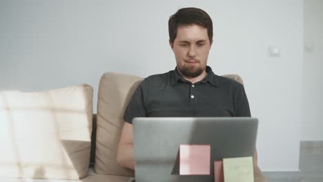 hombre trabajando desde casa en una computadora portátil