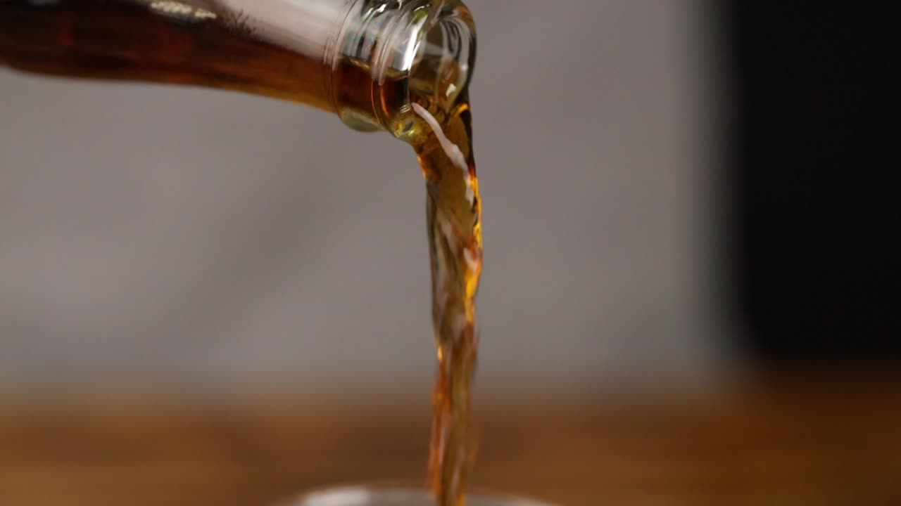 servire coca cola dalla bottiglia di vetro da vicino al rallentatore 120p