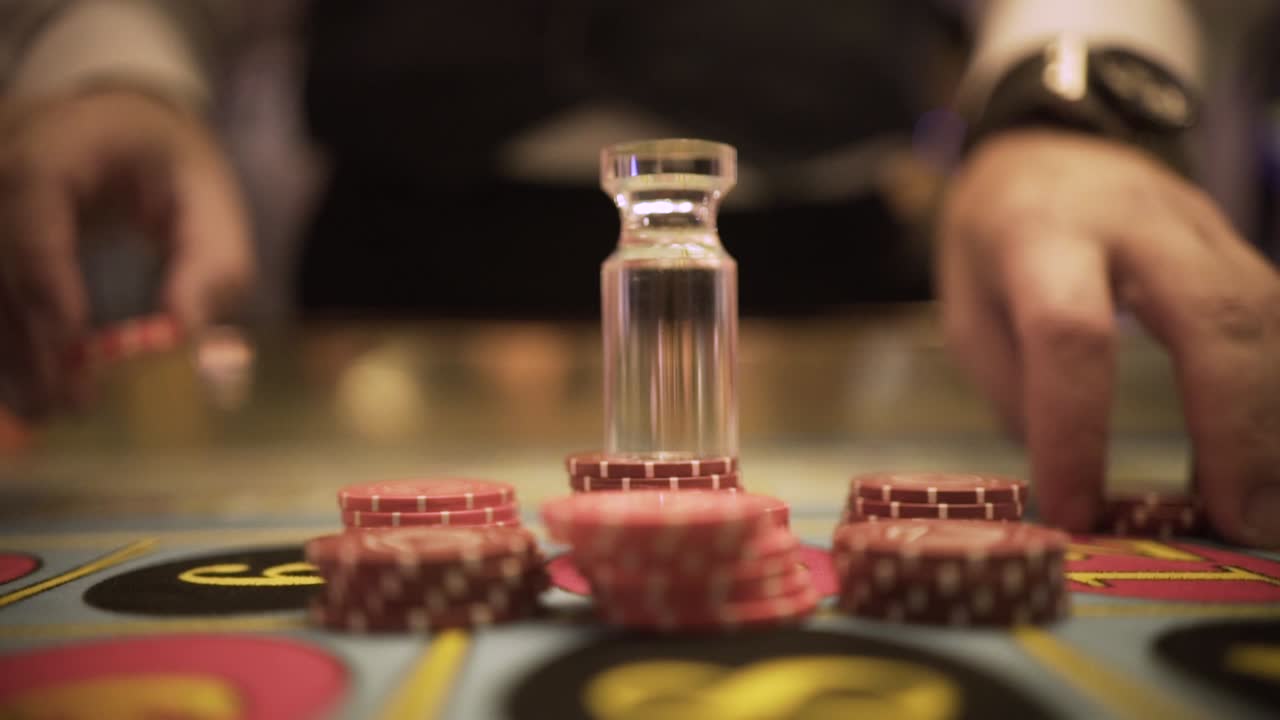 jugar a la ruleta con fichas, cerrar fichas en el casino, cerrar las manos del croupier ec b