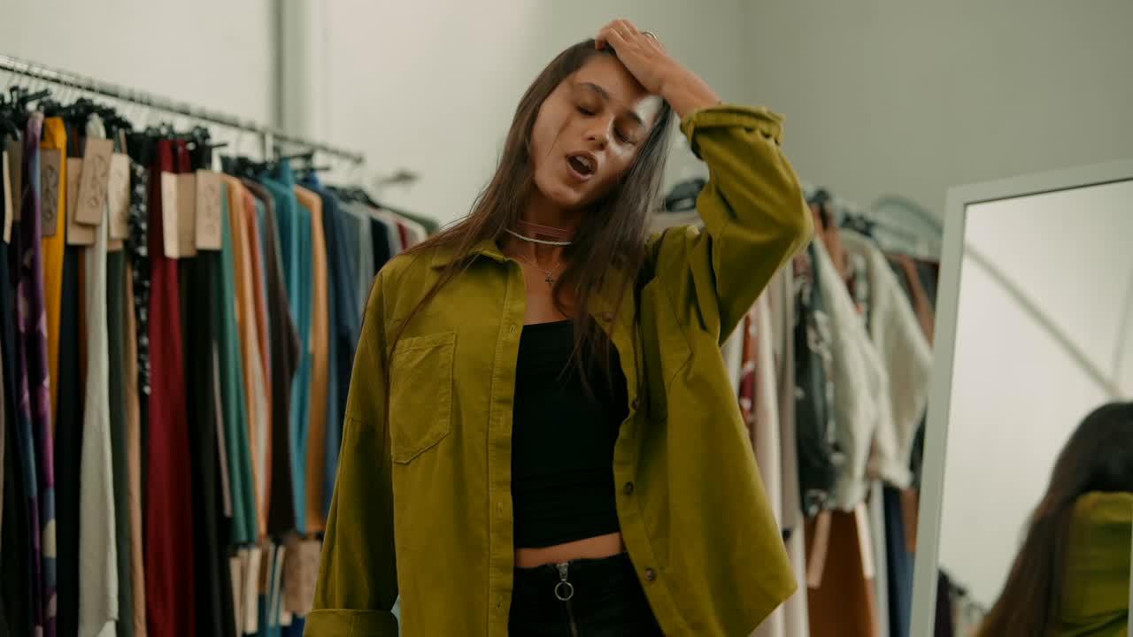 una mujer en una tienda de ropa