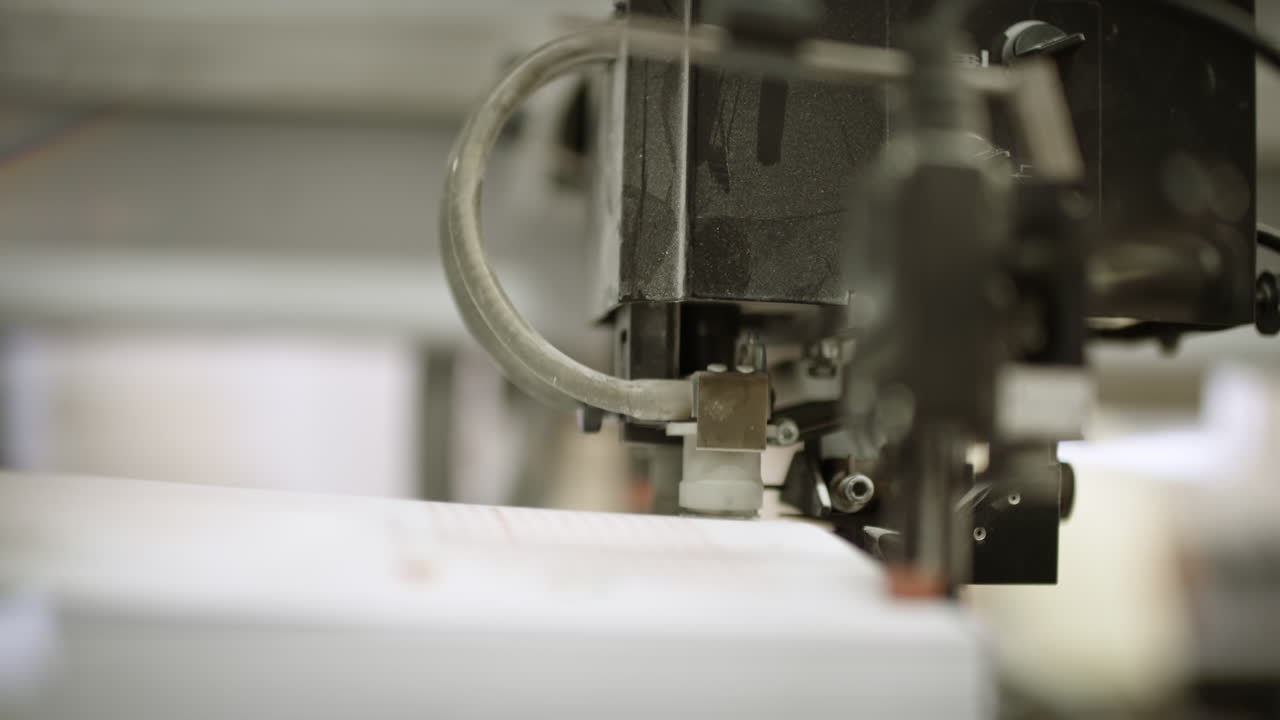 인쇄기의 한 부분을 닫고 종이 더미를 누르고 한 장의 종이를 다른 종이와 분리