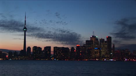 Un-Cielo-Espectacular-Durante-La-Hora-Dorada-Con-La-Torre-Y-El-Centro-De-Toronto