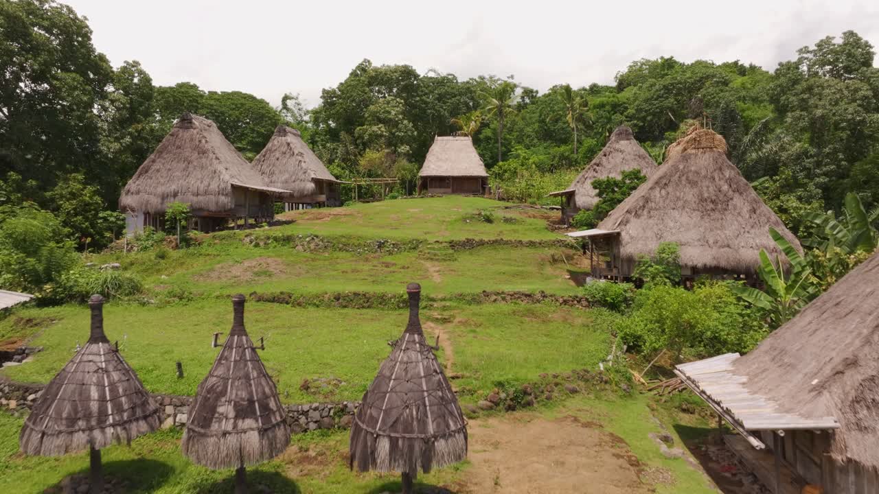 Rumah Kayu di Hutan Lembah Hijau, Adat Belaraghi, Flores, Indonesia